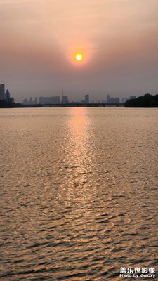 河岸落日