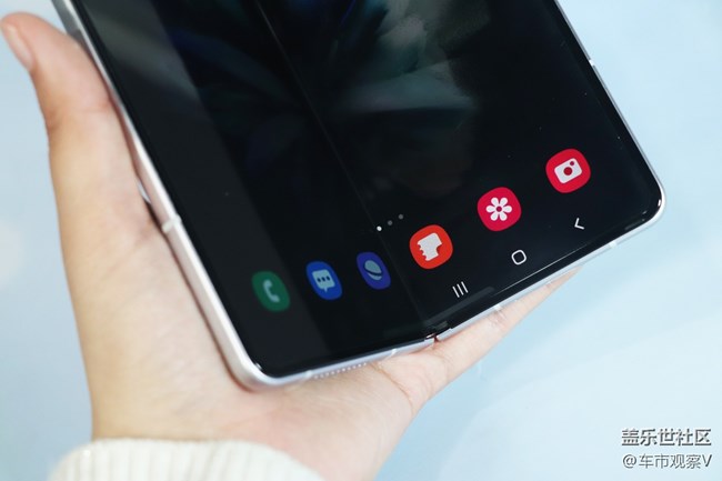 剛?cè)胧值氖謾C(jī)，Galaxy Z Fold3商務(wù)范十足