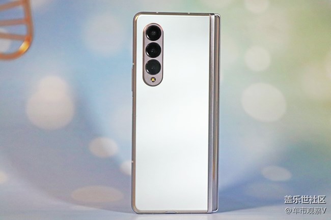 剛?cè)胧值氖謾C(jī)，Galaxy Z Fold3商務(wù)范十足