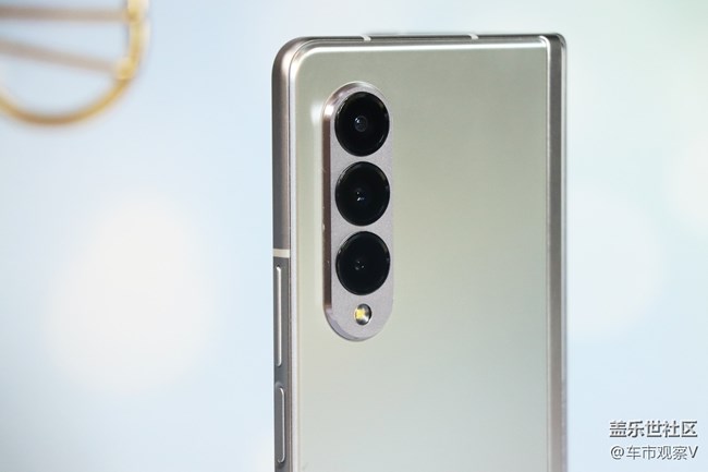 剛?cè)胧值氖謾C(jī)，Galaxy Z Fold3商務(wù)范十足