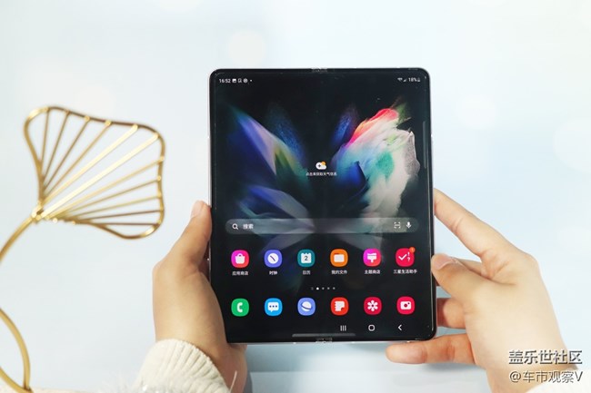 剛?cè)胧值氖謾C(jī)，Galaxy Z Fold3商務(wù)范十足