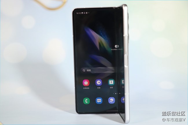 剛?cè)胧值氖謾C(jī)，Galaxy Z Fold3商務(wù)范十足