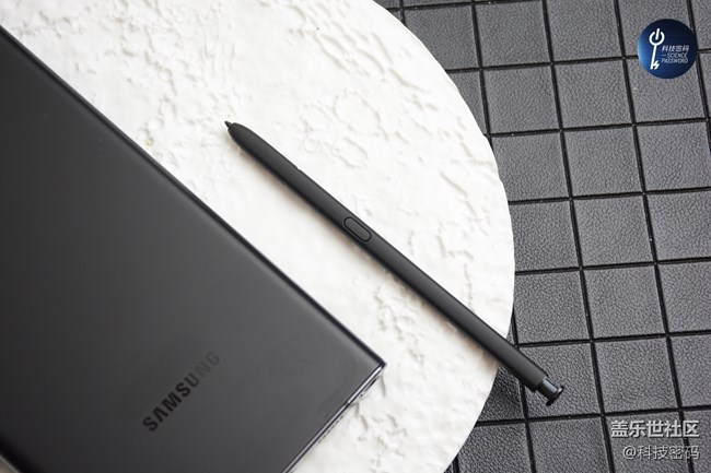 曜夜黑配色的三星Galaxy S22 Ultra太酷了