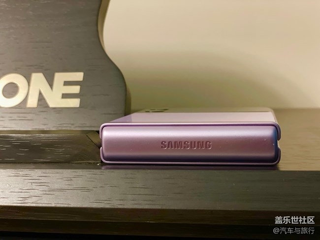 顏值高，細(xì)節(jié)棒，撞色設(shè)計絕對是加分項