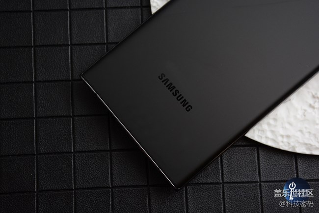 曜夜黑配色的三星Galaxy S22 Ultra太酷了