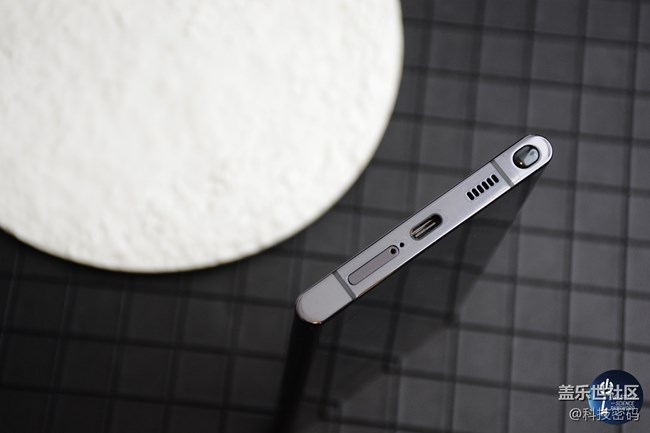 曜夜黑配色的三星Galaxy S22 Ultra太酷了