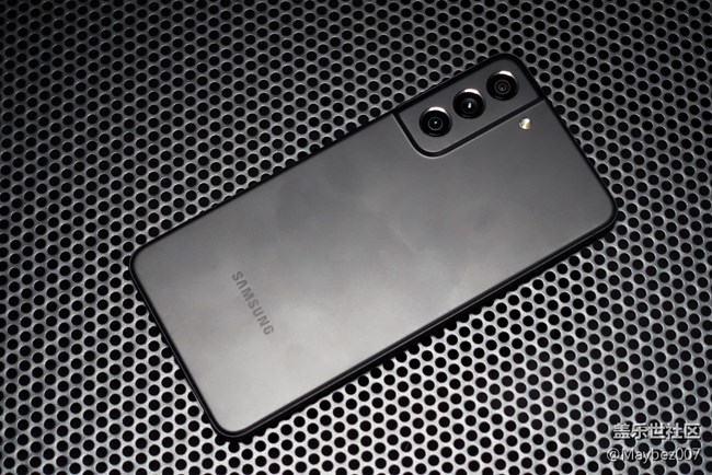 三星Galaxy S21 FE 5G 的手感真不錯