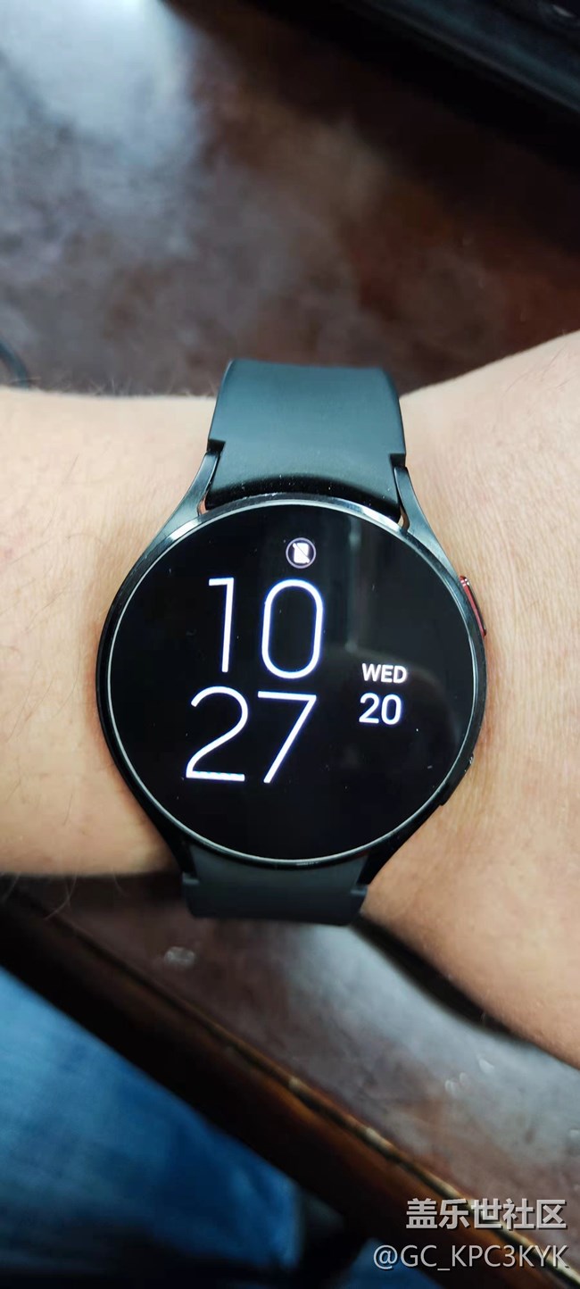 galaxy watch4 屏幕上方有個方塊斜杠，怎么去除掉…………