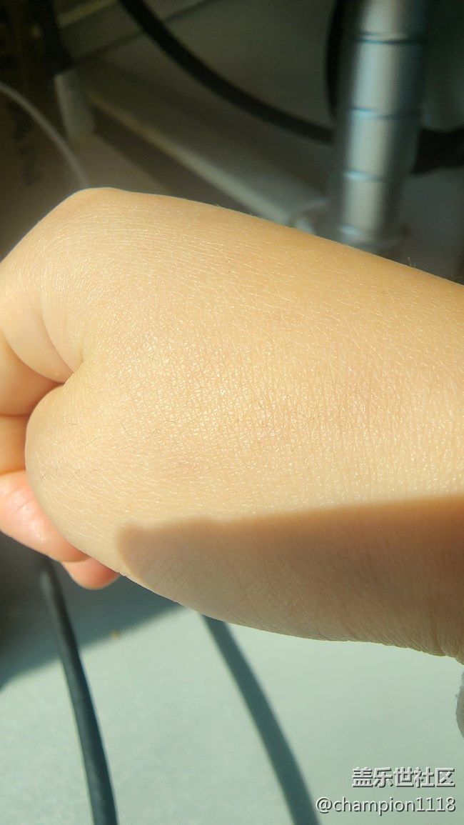 試試S22U的微距，同時猜猜這手是多大年齡的？