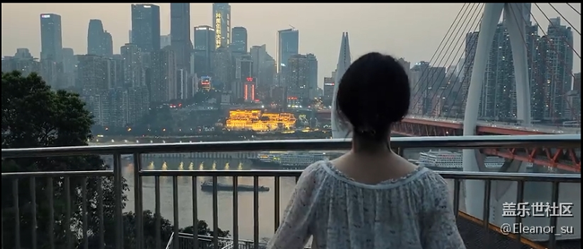 重雖是重山之隔，慶卻是慶幸相遇。