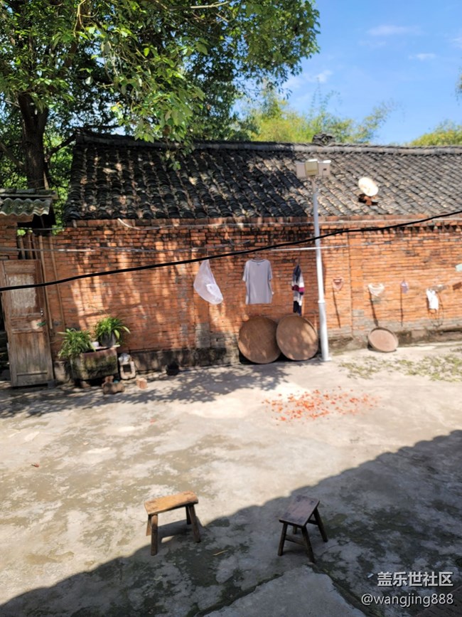 相機不對焦了，照出來是虛的。