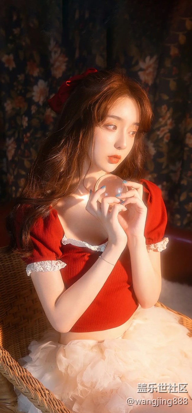 動態(tài)鎖定屏幕里面的美女壁紙，截屏的。