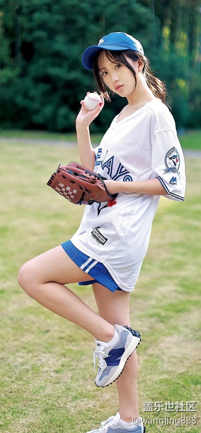 動態(tài)鎖定屏幕里面的美女壁紙，截屏的。