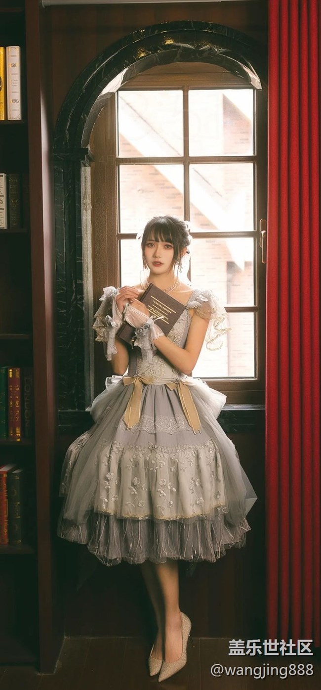 動態(tài)鎖定屏幕里面的美女壁紙，截屏的。