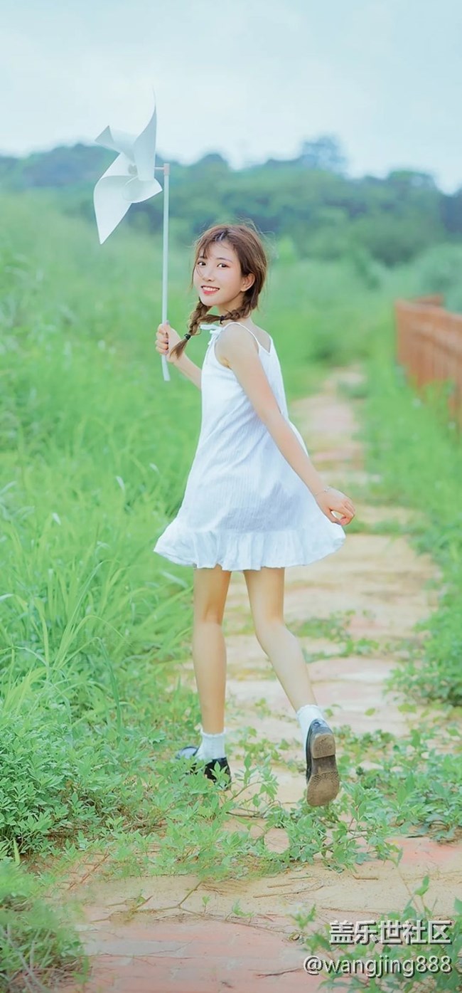 動態(tài)鎖定屏幕里面的美女壁紙，截屏的。