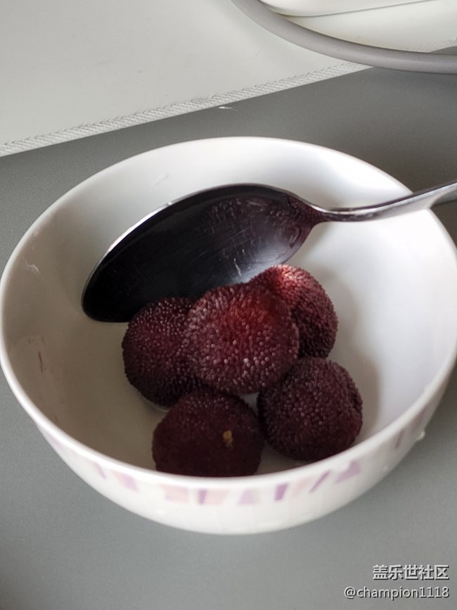 隔壁剛剛送的楊梅。