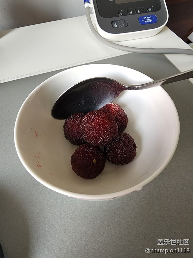 隔壁剛剛送的楊梅。