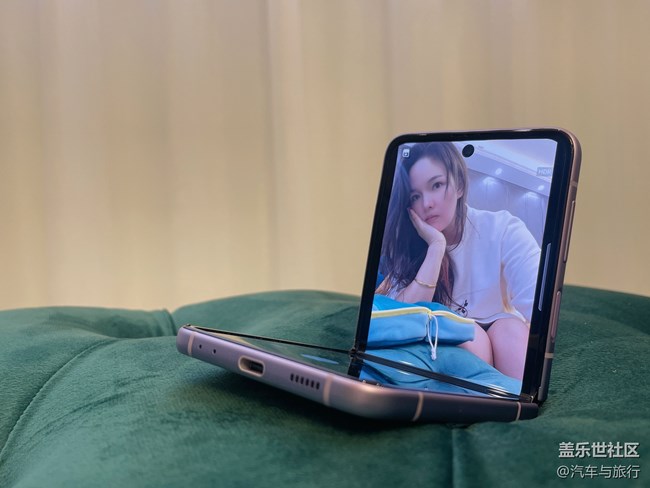 獨特的鉸鏈設(shè)計讓手機在多個角度懸停，刷劇、視頻兩不誤