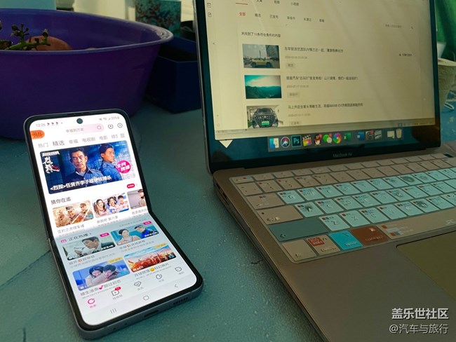 獨特的鉸鏈設(shè)計讓手機在多個角度懸停，刷劇、視頻兩不誤
