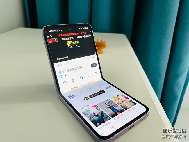 獨特的鉸鏈設(shè)計讓手機在多個角度懸停，刷劇、視頻兩不誤