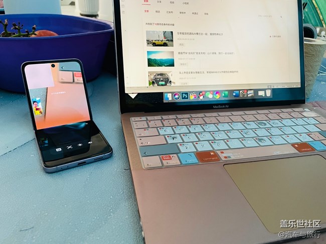 獨特的鉸鏈設(shè)計讓手機在多個角度懸停，刷劇、視頻兩不誤