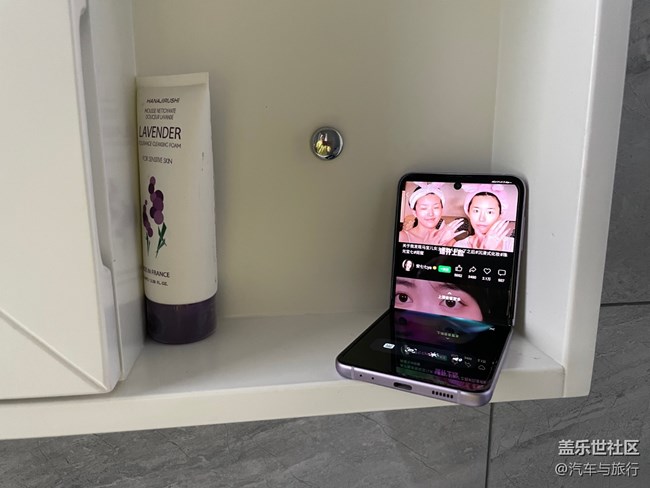 獨特的鉸鏈設(shè)計讓手機在多個角度懸停，刷劇、視頻兩不誤