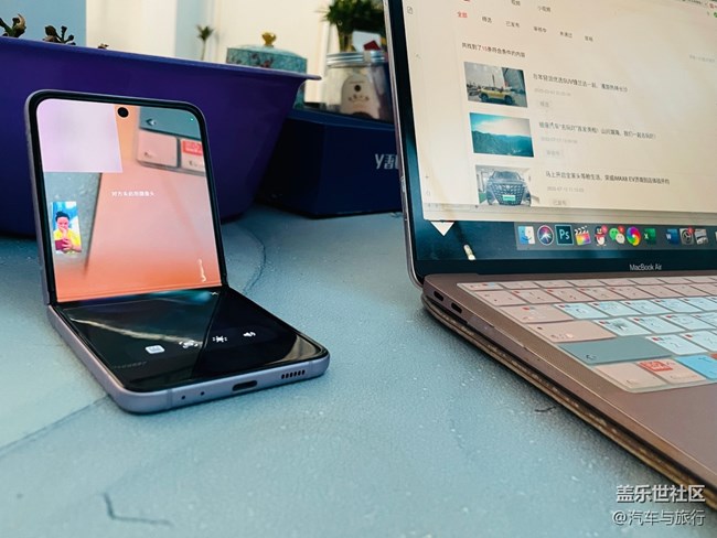 獨特的鉸鏈設(shè)計讓手機在多個角度懸停，刷劇、視頻兩不誤