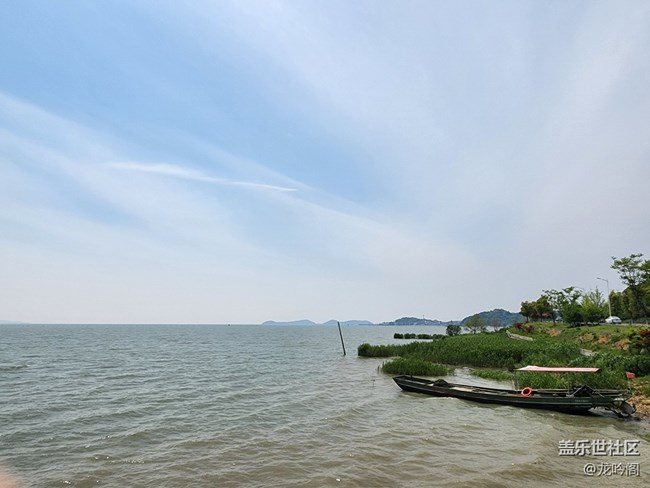 白天 湖 晚上 月