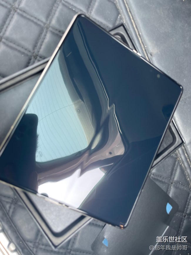 剛到貨的fold4外屏有問題