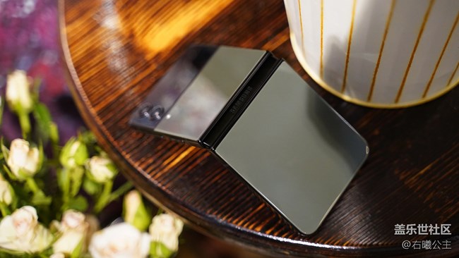 三星Galaxy Z Flip4 Bespoke Edition 繽色定制版精美圖賞 三星Galaxy Z Flip4 Bespoke Edition 繽色定制版精美圖賞