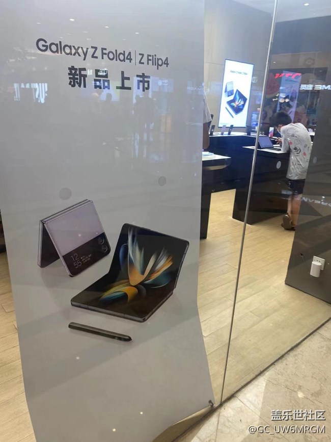 zflip4不愧第一折疊。