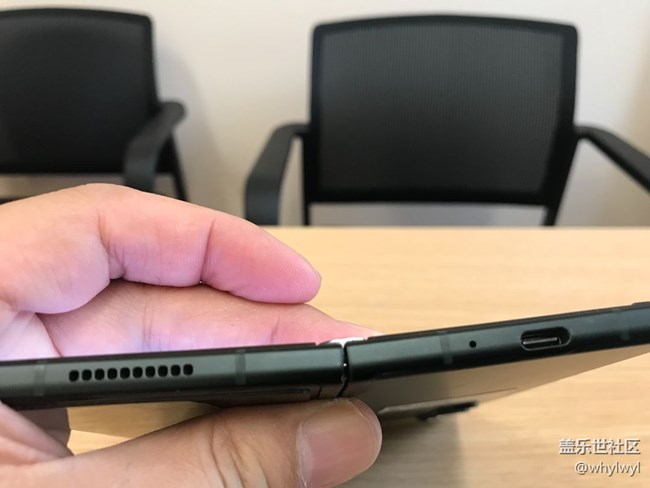 折疊屏突然放不平了