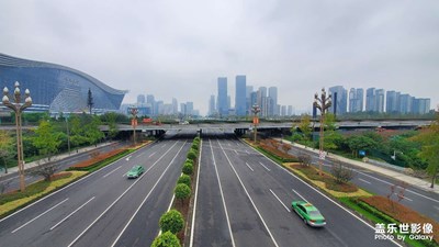 成都天府大道從來沒有這么空曠過，稀稀拉拉只有出租車在跑