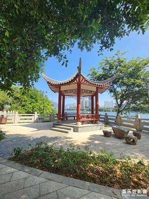 秋風(fēng)送爽樹陰幽，
水波靈動一江秋。





