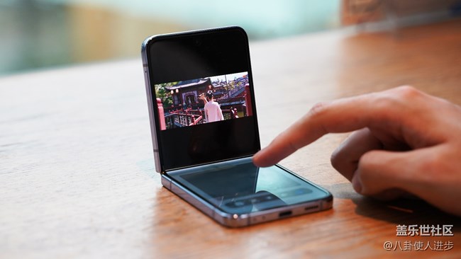 用Galaxy Z Flip4看视频，还能这样操作？