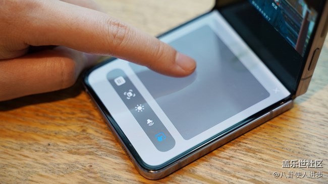 用Galaxy Z Flip4看视频，还能这样操作？