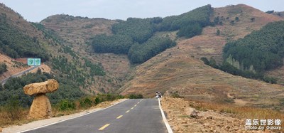 三賢山樓閣，蘆葦，夕陽，山體野趣風貌。