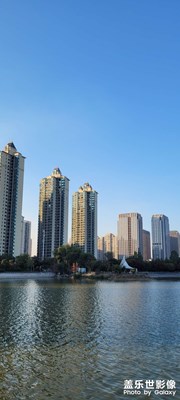 高樓大廈VS湖光秋色