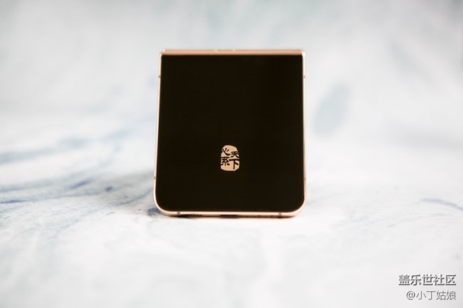 我的外屏也有了心系天下的logo了，就問你們羨慕不羨慕