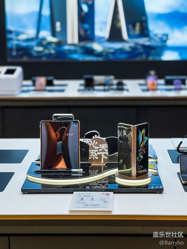 【三星W23系列快閃店打卡】三星W高端系列來(lái)了，你的時(shí)尚單品