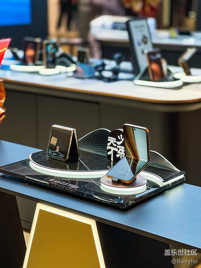 【三星W23系列快閃店打卡】三星W高端系列來(lái)了，你的時(shí)尚單品