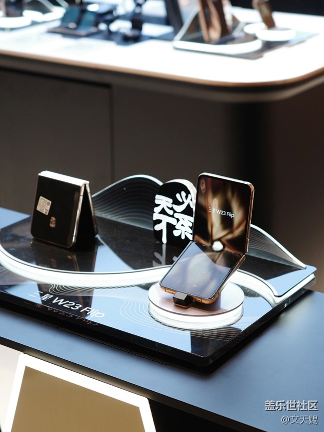 【三星W23系列快閃店打卡】黑金折疊屏也太戳我了