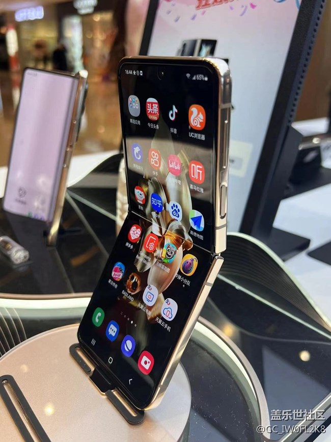 【三星W23系列快閃店打卡】這么炫酷的手機(jī)還不趕緊入手??