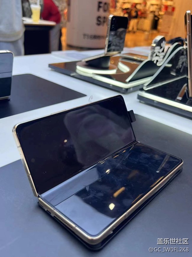 【三星W23系列快閃店打卡】這么炫酷的手機(jī)還不趕緊入手??