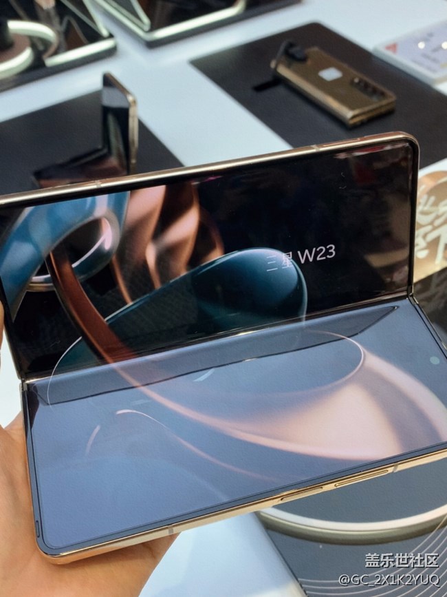 【三星W23系列快閃店打卡】能后置自拍的手機(jī)也太絕啦!