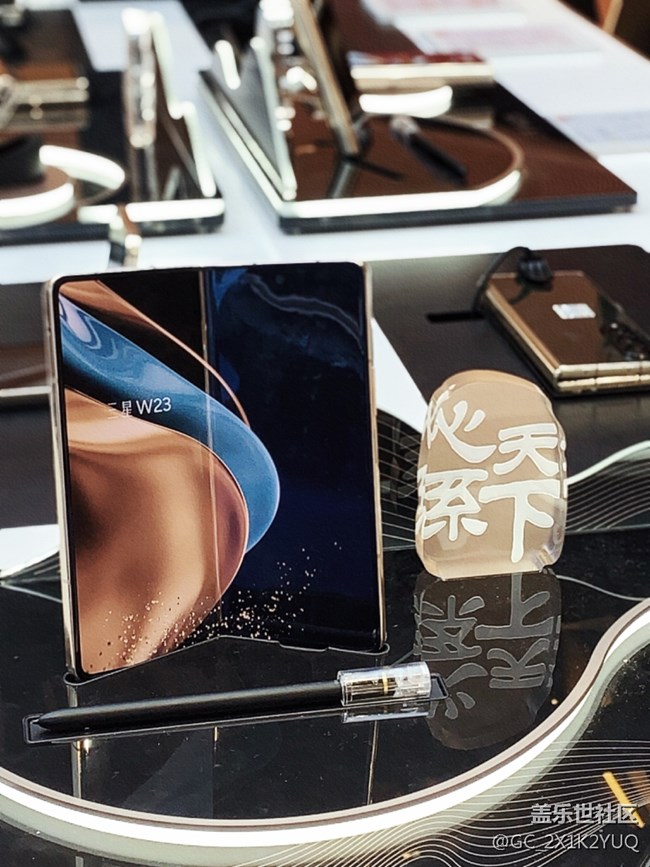 【三星W23系列快閃店打卡】能后置自拍的手機(jī)也太絕啦!