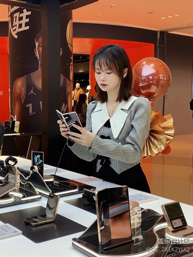 【三星W23系列快閃店打卡】能后置自拍的手機(jī)也太絕啦!