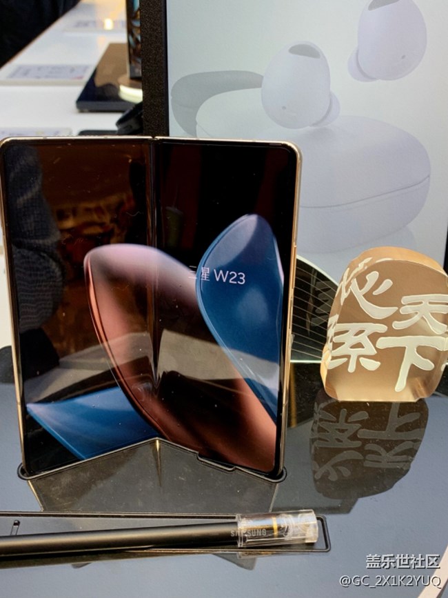 【三星W23系列快閃店打卡】能后置自拍的手機(jī)也太絕啦!