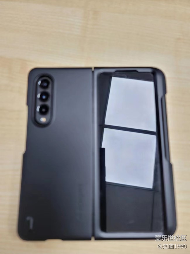 新買的帶筆槽保護殼到了，感覺不錯。