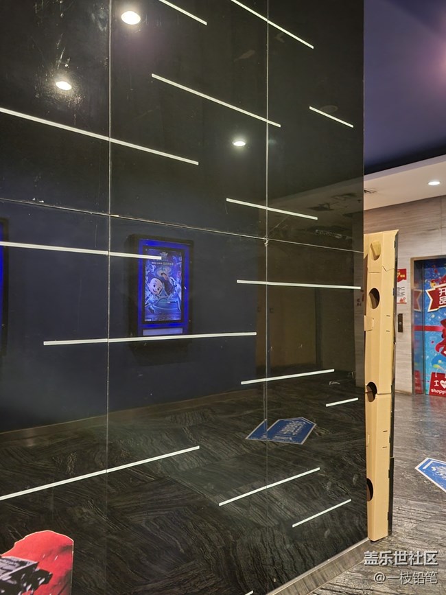 【鏡中景】玻璃中的海報